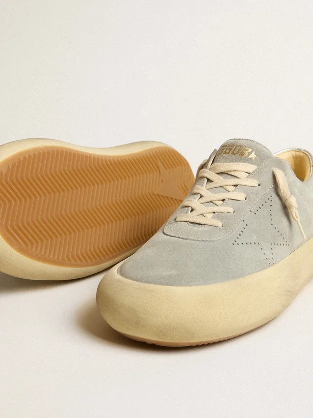 Herren-Schuhe „Space-Star“ aus eisgrauem Wildleder mit perforiertem Stern