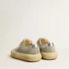 Herren-Schuhe „Space-Star“ aus eisgrauem Wildleder mit perforiertem Stern