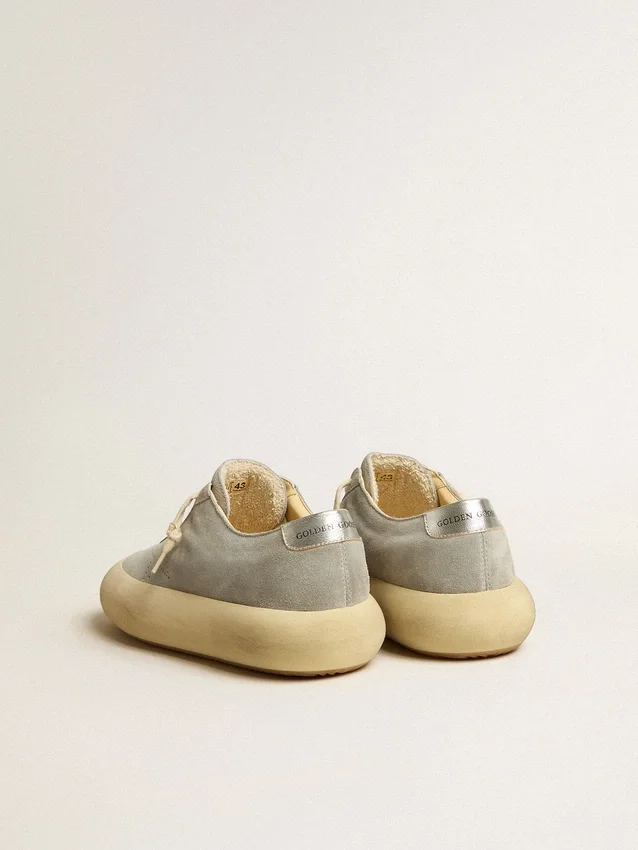 Herren-Schuhe „Space-Star“ aus eisgrauem Wildleder mit perforiertem Stern
