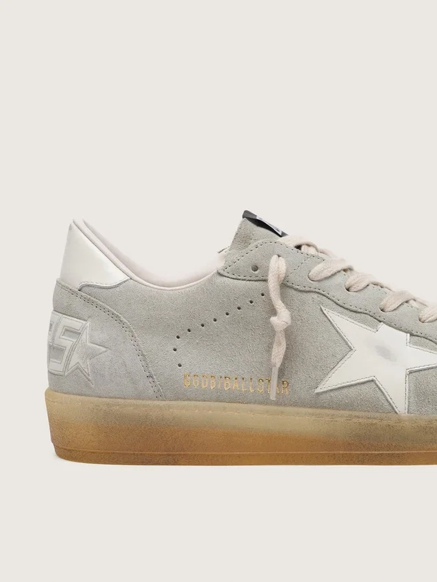 Herren-Sneaker „Ball Star“ aus hellgrauem Wildleder mit weißem Lederstern