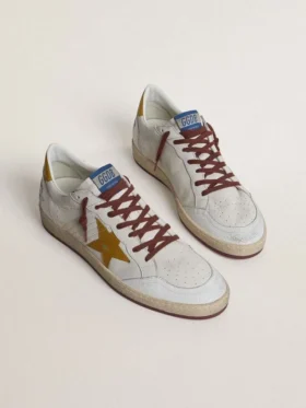 Herren-Sneaker „Ball Star“ aus weißem Nappaleder mit gelbem Lederstern im Animal-Print und Fersenlasche