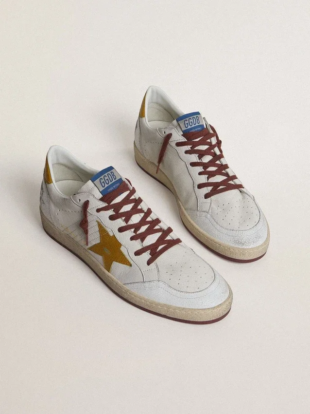 Herren-Sneaker „Ball Star“ aus weißem Nappaleder mit gelbem Lederstern im Animal-Print und Fersenlasche