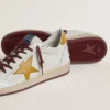 Herren-Sneaker „Ball Star“ aus weißem Nappaleder mit gelbem Lederstern im Animal-Print und Fersenlasche