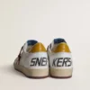Herren-Sneaker „Ball Star“ aus weißem Nappaleder mit gelbem Lederstern im Animal-Print und Fersenlasche
