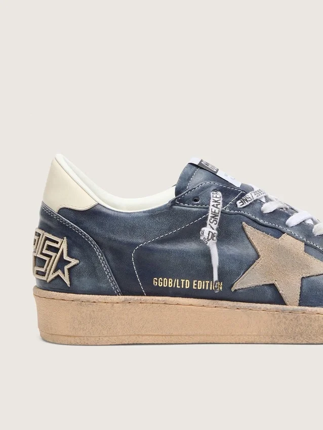 Herren-Sneaker „Ball Star LTD“ aus dunkelblauem Leder mit beigem Stern aus Wildleder