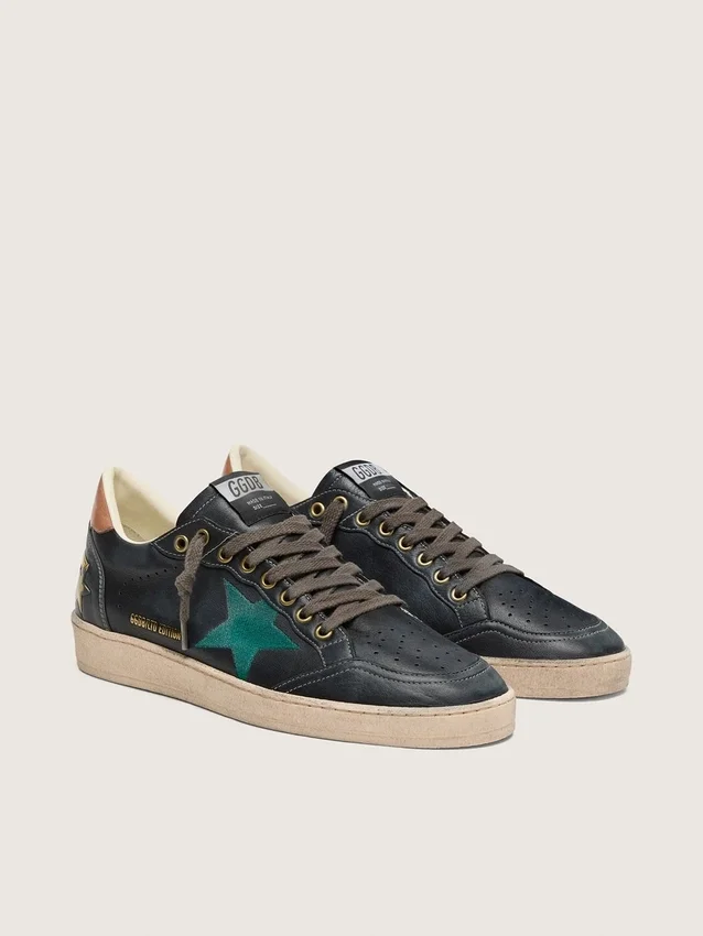 Herren-Sneaker „Ball Star LTD“ aus schwarzem Leder mit grün gesticktem Stern