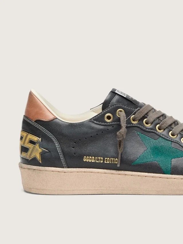 Herren-Sneaker „Ball Star LTD“ aus schwarzem Leder mit grün gesticktem Stern