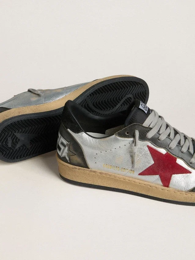 Herren-Sneaker „Ball Star LTD“ aus silbernem Laminatleder mit rotem Stern aus Wildleder und schwarzen Einsätzen