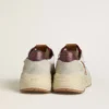 Herren-Sneaker mit Running Sole aus Nylon und Wildleder, mit braunem Lederstern und burgunderroter Lederlasche an der Ferse