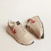 Herren-Sneaker „Running Sole“ aus grauem „Morn“-Nappaleder mit rotem Nappaleder-Stern und Fersenlasche