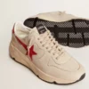 Herren-Sneaker „Running Sole“ aus grauem „Morn“-Nappaleder mit rotem Nappaleder-Stern und Fersenlasche