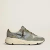 Herren-Sneaker „Running Sole“ aus hellblauem Nylon mit schwarzem Stern und grüner Fersenlasche aus Leder