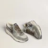Herren-Sneaker „Running Sole“ aus hellblauem Nylon mit schwarzem Stern und grüner Fersenlasche aus Leder