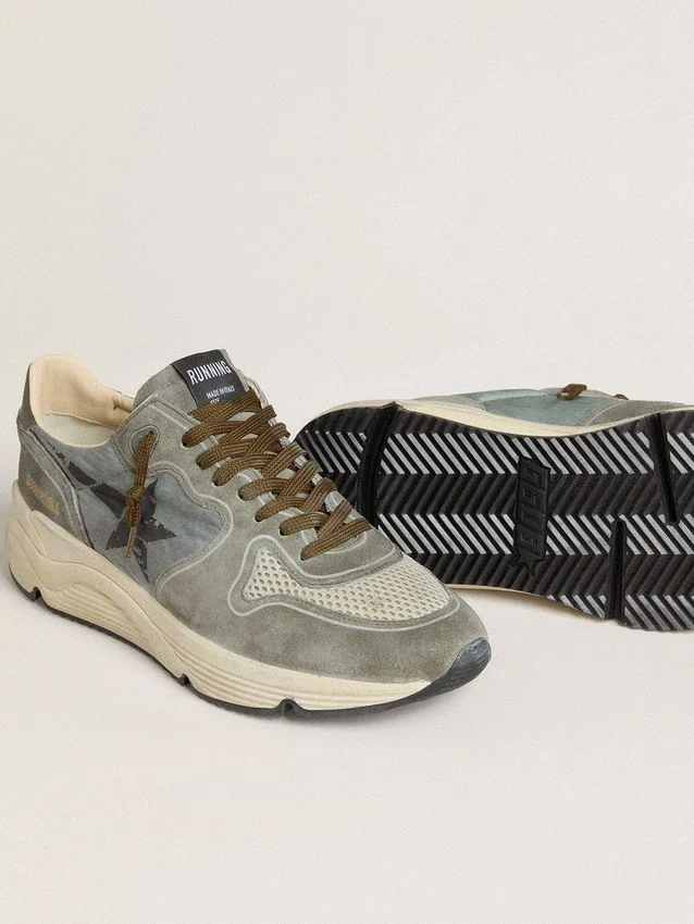 Herren-Sneaker „Running Sole“ aus hellblauem Nylon mit schwarzem Stern und grüner Fersenlasche aus Leder