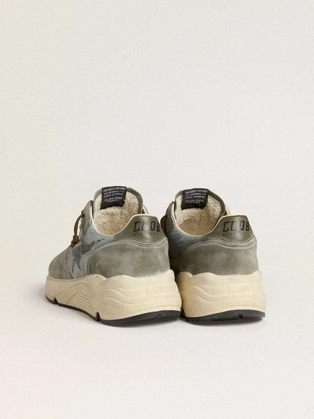 Herren-Sneaker „Running Sole“ aus hellblauem Nylon mit schwarzem Stern und grüner Fersenlasche aus Leder