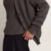 Herren-Strickjacke aus melierter grauer Baumwolle mit Logo auf der Rückseite