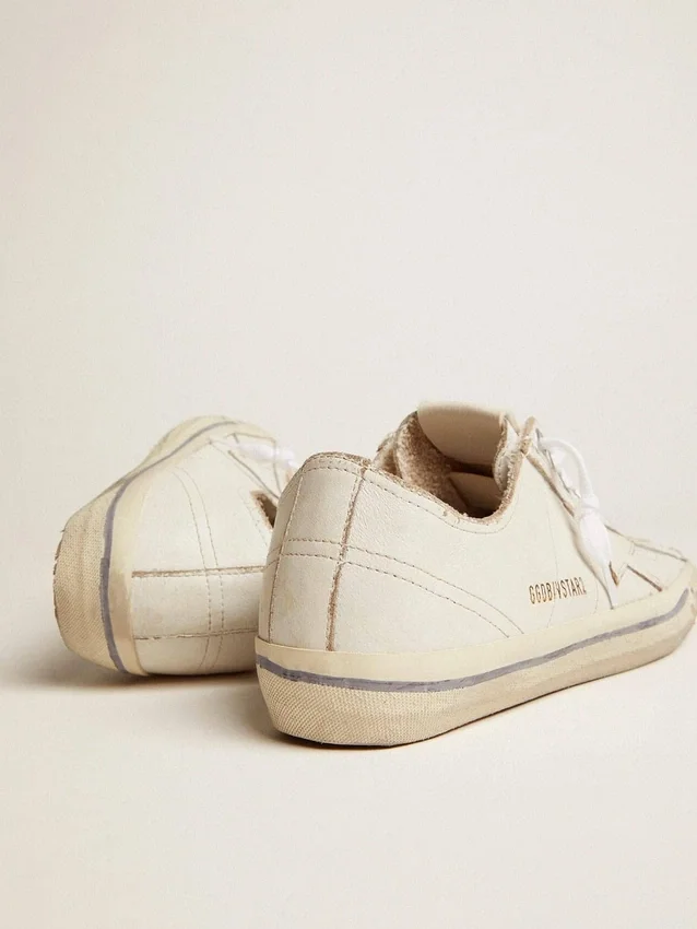 Herren-V-Star aus weißem Leder mit weißem Stern und hellblauem Streifen auf der Einfassung