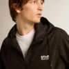 Herren-Windjacke mit kontrastierendem weißem Logo und Stern