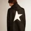Herren-Windjacke mit kontrastierendem weißem Logo und Stern