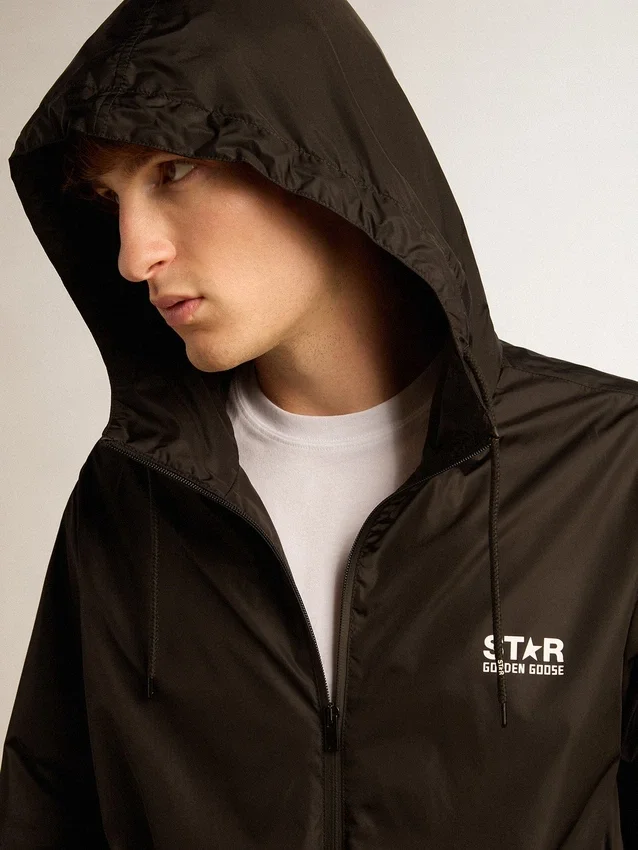 Herren-Windjacke mit kontrastierendem weißem Logo und Stern