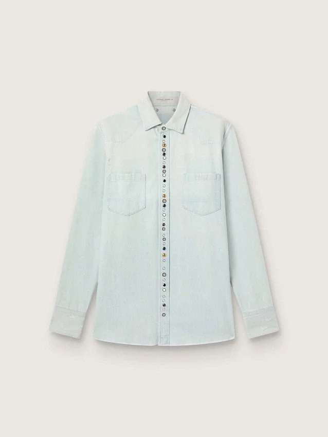 Herrenhemd aus gebleichtem Denim mit gehämmerten Nieten