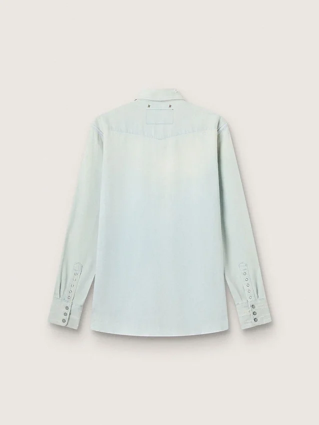 Herrenhemd aus gebleichtem Denim mit gehämmerten Nieten