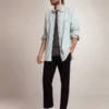 Herrenhemd aus gebleichtem Denim mit gehämmerten Nieten