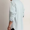Herrenhemd aus gebleichtem Denim mit gehämmerten Nieten