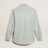 Herrenhemd aus gebleichtem Denim mit gehämmerten Nieten