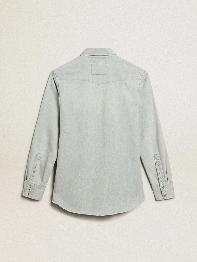 Herrenhemd aus gebleichtem Denim mit gehämmerten Nieten