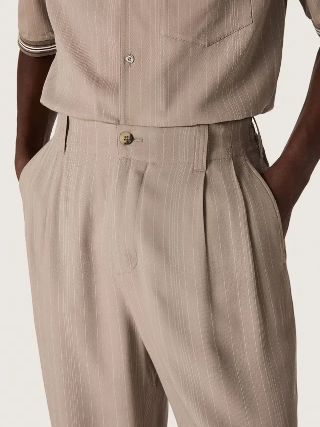 Herrenhose aus grauer Wollmischung mit Nadelstreifen-Motiv