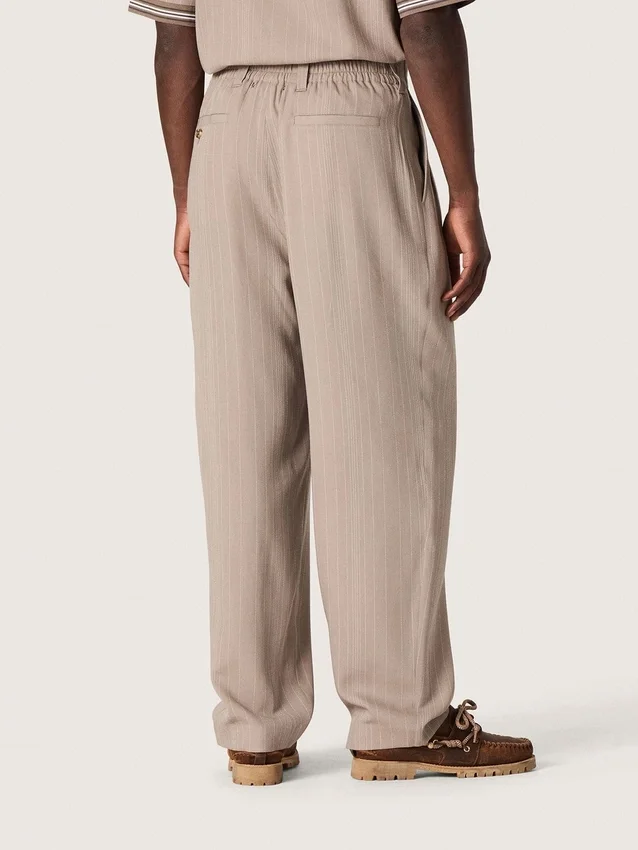 Herrenhose aus grauer Wollmischung mit Nadelstreifen-Motiv