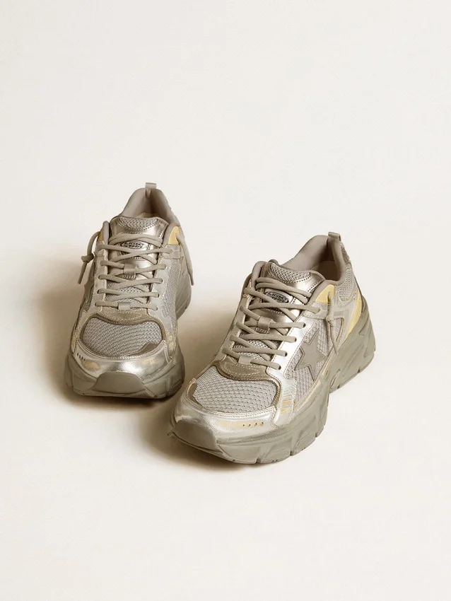 Herrenmodell „Lightstar“ aus Metallic-Leder und silbernem Mesh mit grauem Stern