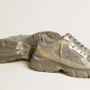 Herrenmodell „Lightstar“ aus Metallic-Leder und silbernem Mesh mit grauem Stern