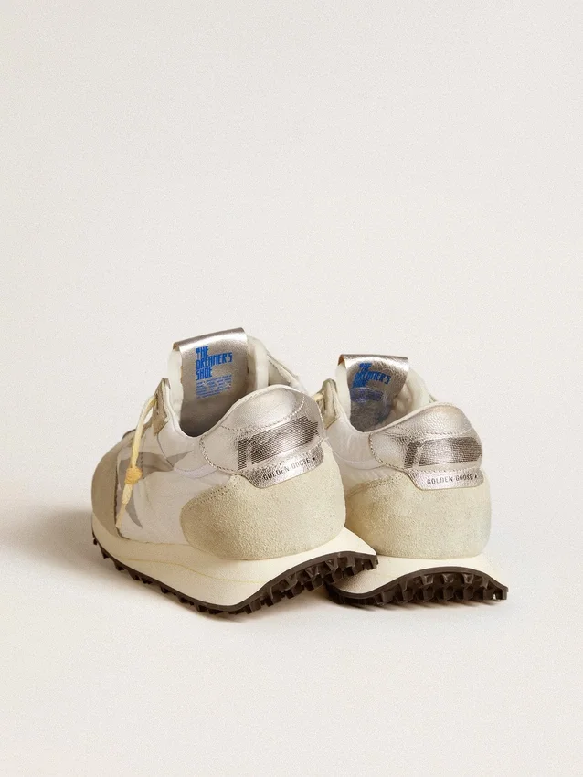 Herrenmodell „Marathon“ mit weißem Nylon-Obermaterial und silbernem Stern