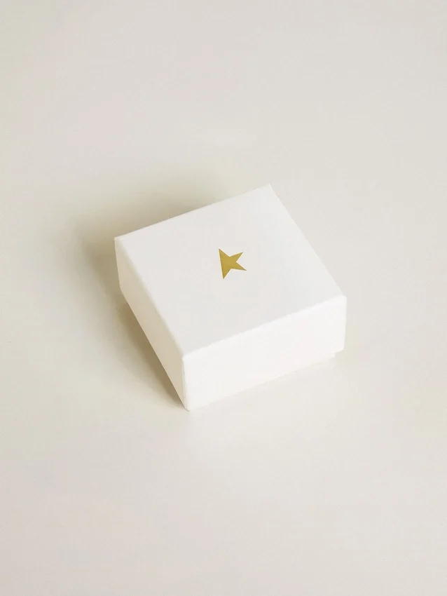 Buchstaben-Q-Anhänger aus goldfarbenem Messing mit Kristallen
