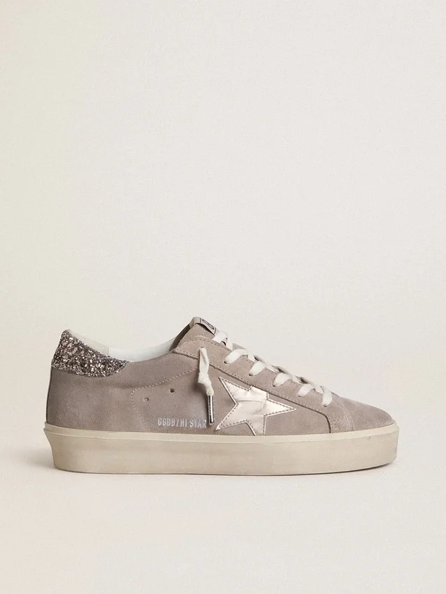 „Hi Star“-Sneaker für Damen aus beigem Wildleder mit laminiertem Lederstern und glitzernder Fersenlasche