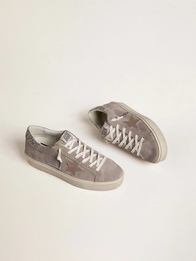 „Hi Star“-Sneaker für Damen aus beigem Wildleder mit laminiertem Lederstern und glitzernder Fersenlasche