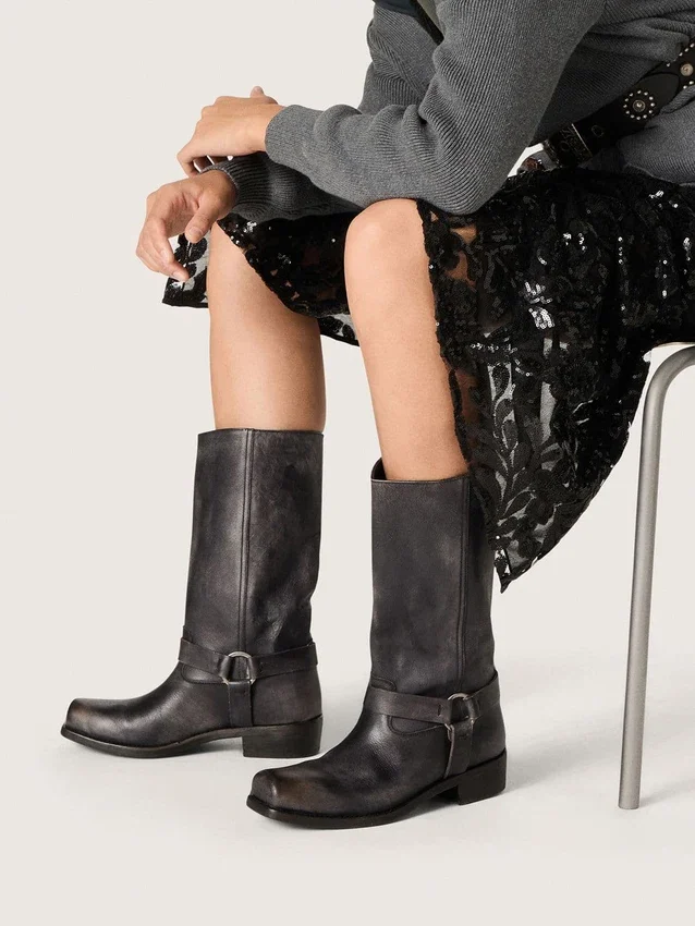Hohe Damen-Biker-Stiefel aus schwarzem Leder mit Riemen und silberfarbener Schnalle