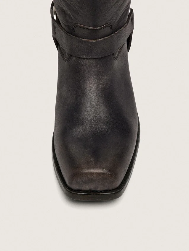 Hohe Damen-Biker-Stiefel aus schwarzem Leder mit Riemen und silberfarbener Schnalle