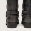Hohe Damen-Biker-Stiefel aus schwarzem Leder mit Riemen und silberfarbener Schnalle