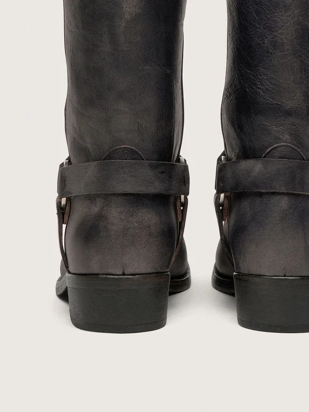 Hohe Damen-Biker-Stiefel aus schwarzem Leder mit Riemen und silberfarbener Schnalle