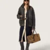 Hohe Damen-Biker-Stiefel aus schwarzem Leder mit Riemen und silberfarbener Schnalle