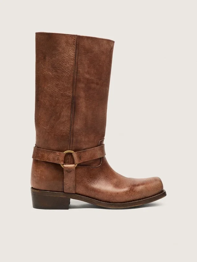 Hohe Damen-Bikerstiefel aus braunem Leder mit Riemen und antik-goldfarbener Schnalle
