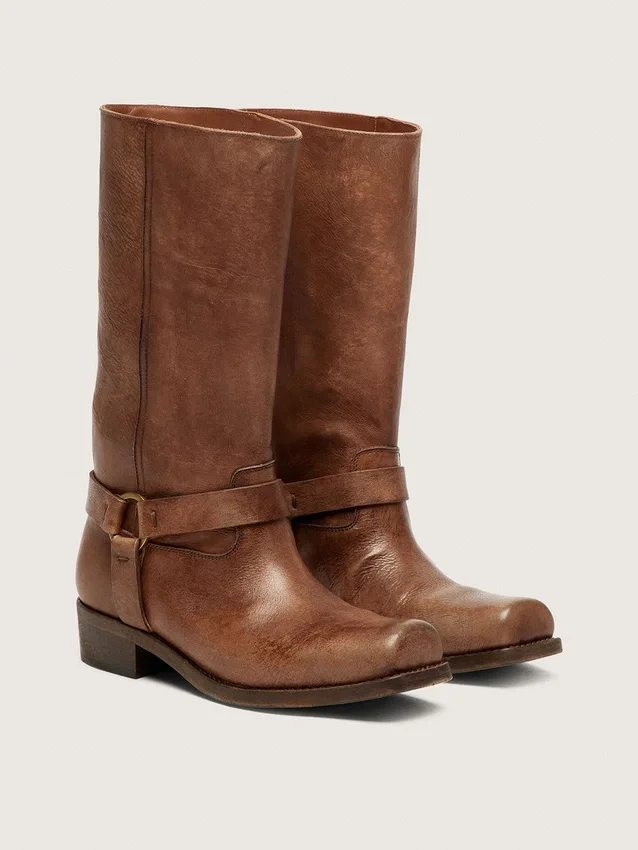 Hohe Damen-Bikerstiefel aus braunem Leder mit Riemen und antik-goldfarbener Schnalle