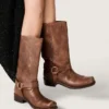 Hohe Damen-Bikerstiefel aus braunem Leder mit Riemen und antik-goldfarbener Schnalle