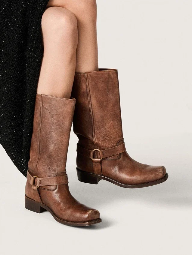 Hohe Damen-Bikerstiefel aus braunem Leder mit Riemen und antik-goldfarbener Schnalle