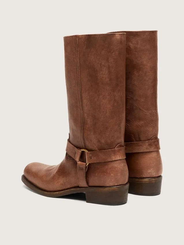 Hohe Damen-Bikerstiefel aus braunem Leder mit Riemen und antik-goldfarbener Schnalle