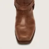 Hohe Damen-Bikerstiefel aus braunem Leder mit Riemen und antik-goldfarbener Schnalle