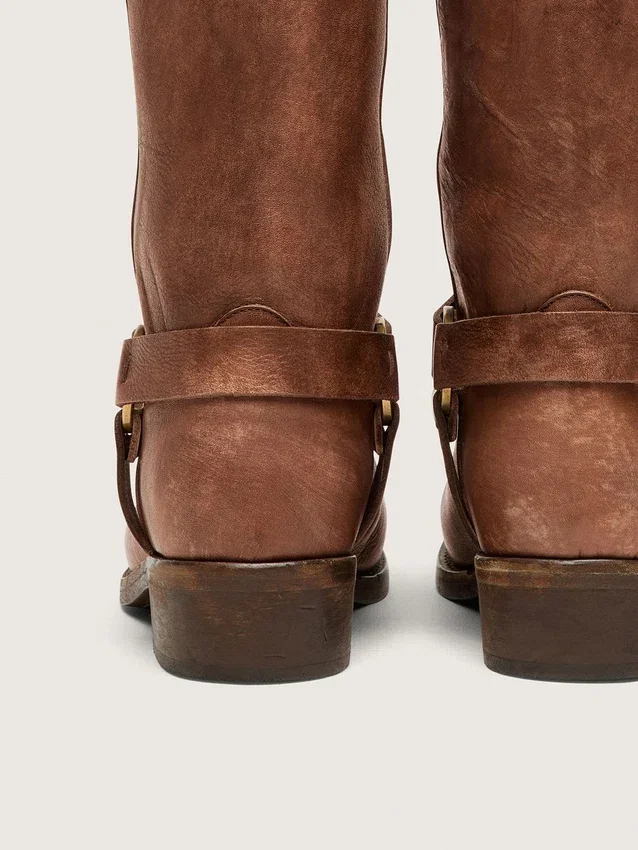 Hohe Damen-Bikerstiefel aus braunem Leder mit Riemen und antik-goldfarbener Schnalle